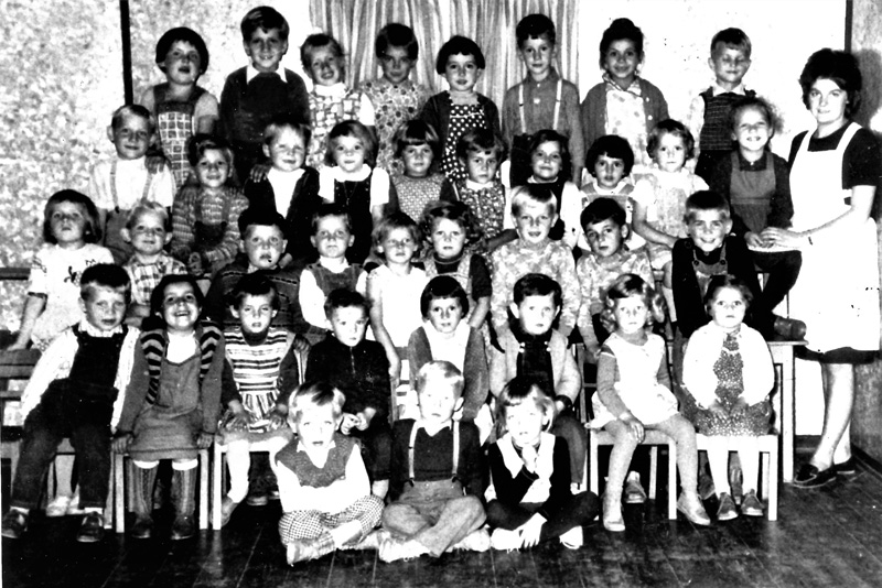 Kindergarten im Schützenhaus 1960 m. Tante Sigrid